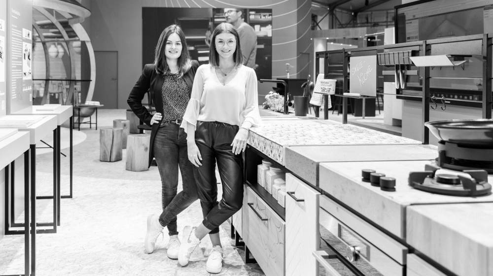 Gesa Trispel links und Marie Seliger Geschichtenerzähler sw 2